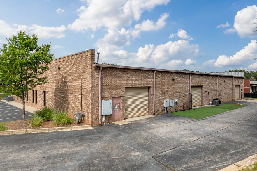 More Photos Of 4913 Summer Oak Dr, Buford Service For Lease