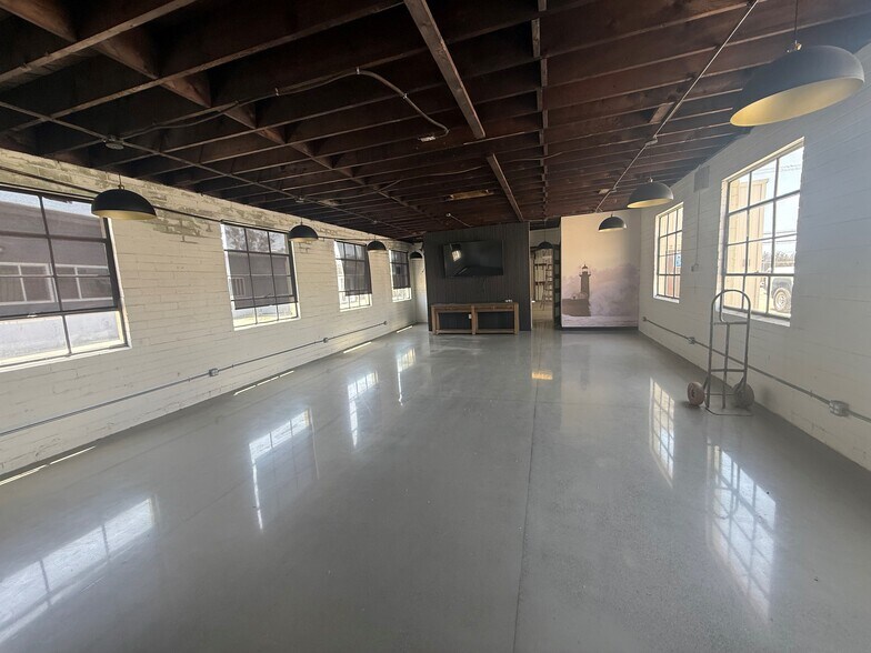 More Photos Of 8110 Commercial St, La Mesa Service For Lease