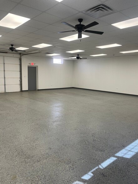 More Photos Of 2716 W Front St, Midland Flex For Lease