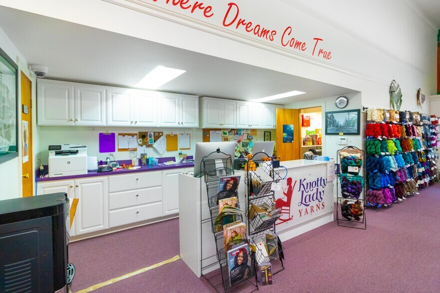More Photos Of 622-630 SE Jackson St, Roseburg Storefront For Sale