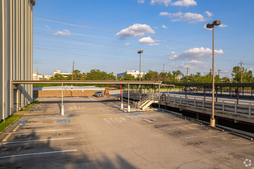 More Photos Of 1919 N Loop W, Houston Medical For Lease