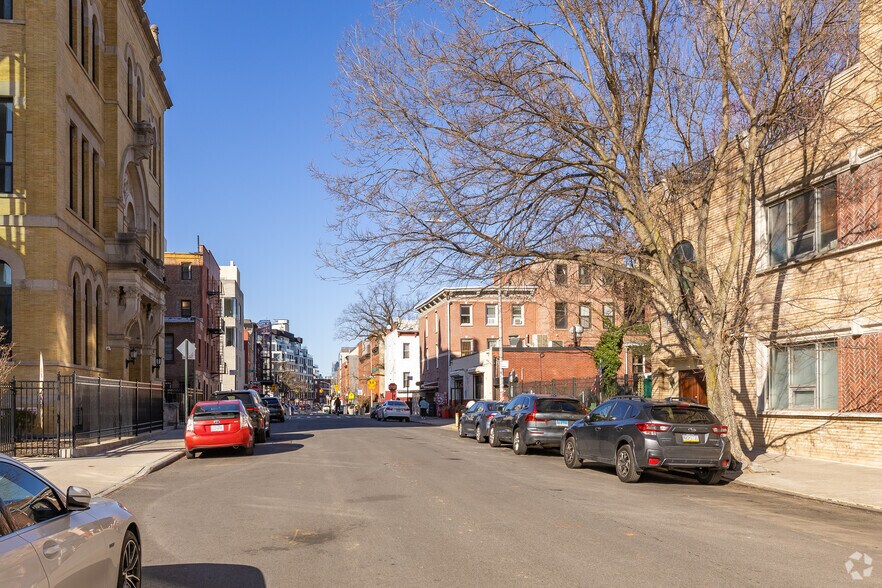 More Photos Of 305 Berry St, Brooklyn Apartments For Lease