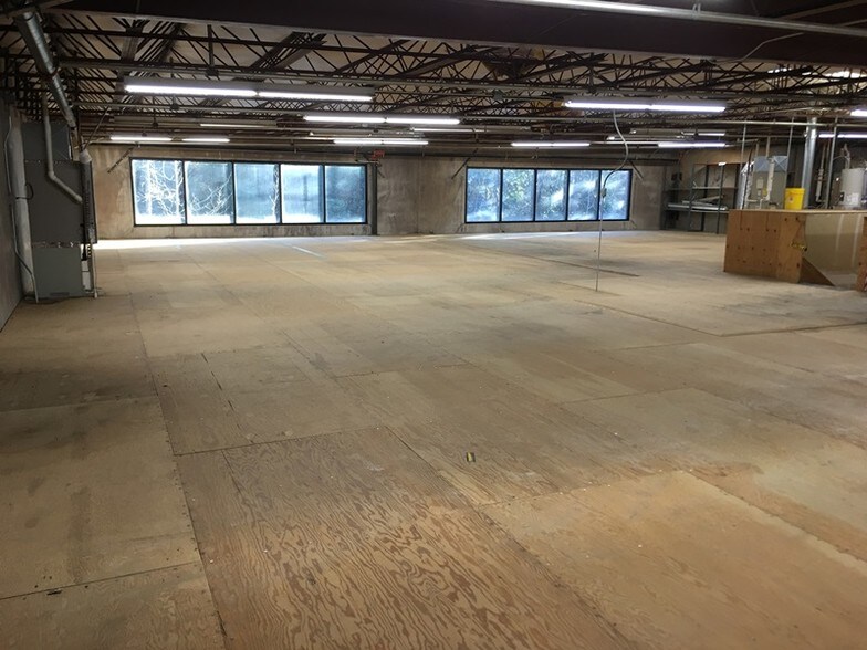 More Photos Of 416 Crown Point Cir, Grass Valley Warehouse For Lease