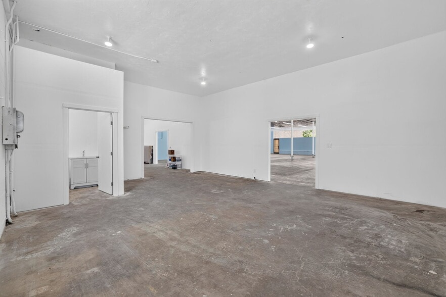 More Photos Of 3930 Broadway, Sacramento Freestanding For Sale