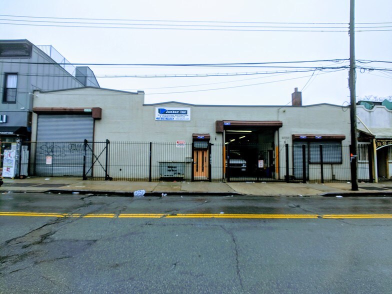 Primary Photo Of 10-30 Wyckoff Ave, Flushing Warehouse For Lease