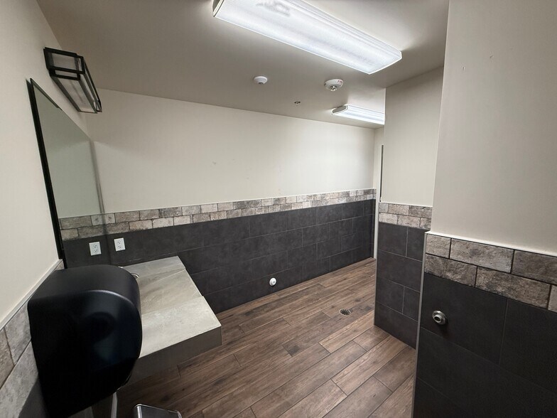 More Photos Of 1550 S Distribution Dr, Salt Lake City Flex For Lease