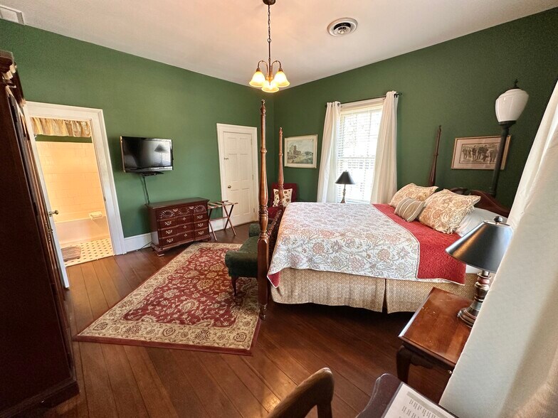 More Photos Of 615 College St, Clinton Hotel For Sale