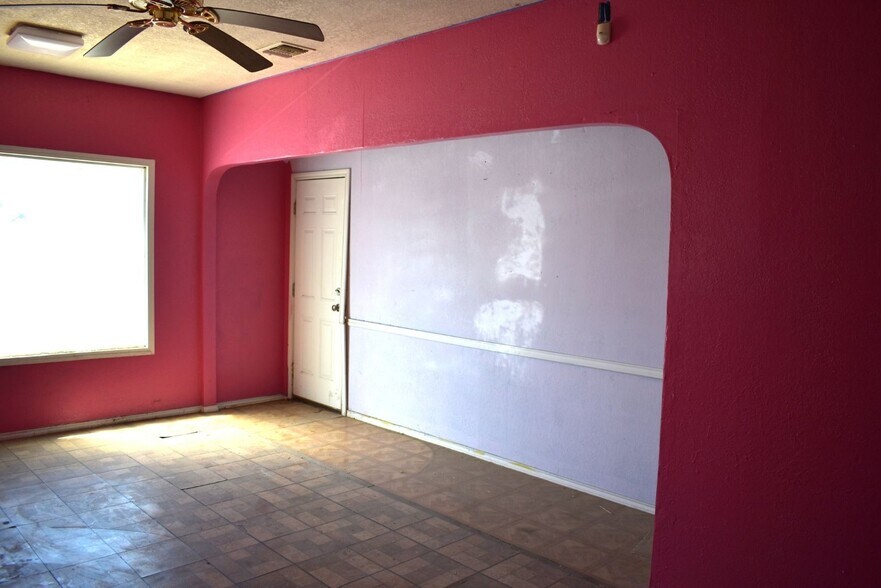 More Photos Of 1015 W Hildebrand Ave, San Antonio Freestanding For Sale