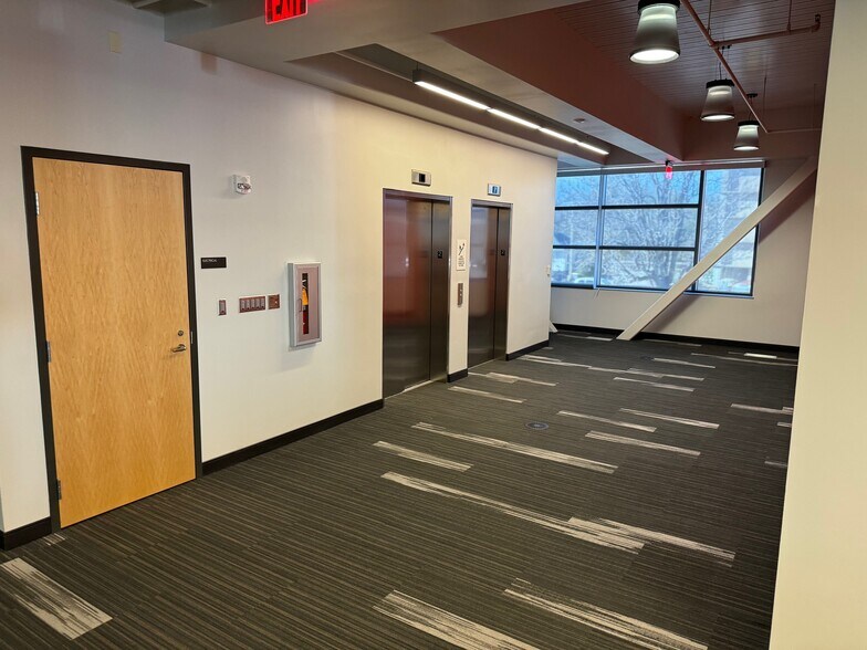 More Photos Of 302 S 4th St, Manhattan Office For Lease