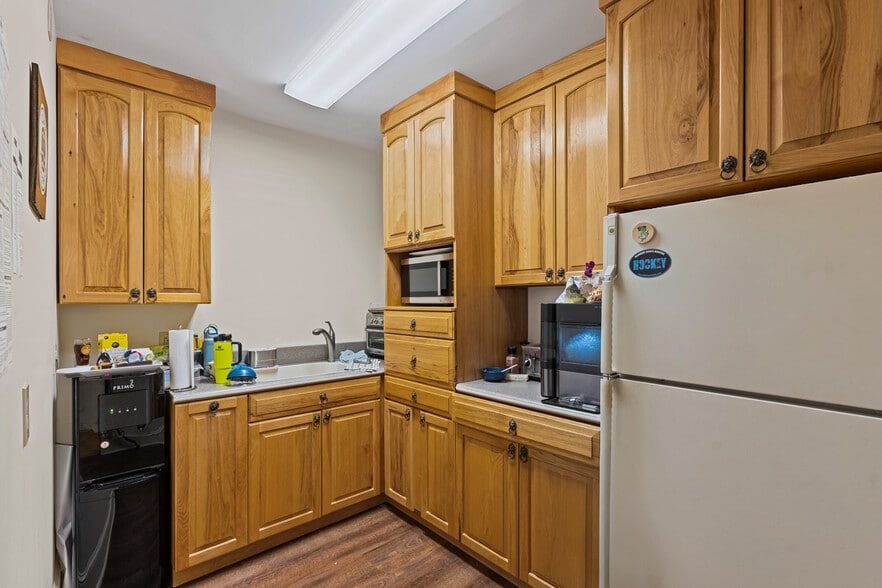 More Photos Of 501 Main St, Odessa Office For Sale