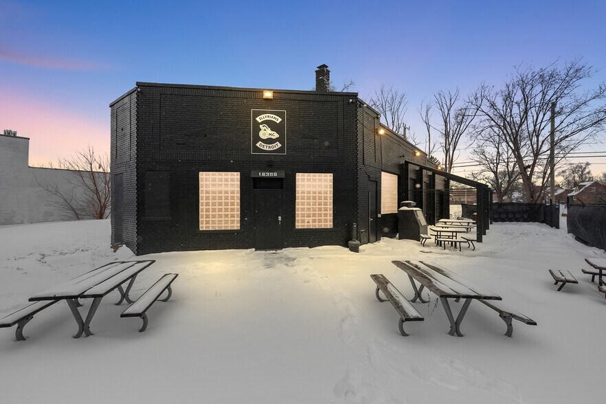 Primary Photo Of 16387–16395 Harper ave @ Harper Ave and Whittier Ave, Detroit Bar For Sale