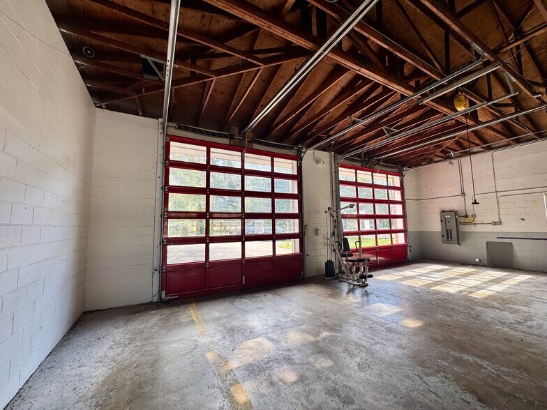 More Photos Of 704 NE 1st St, Micanopy Flex For Lease