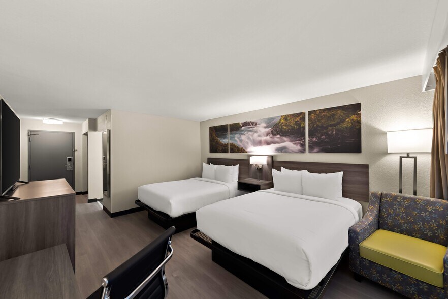 More Photos Of 70 N Stevens St, Rhinelander Hotel For Sale