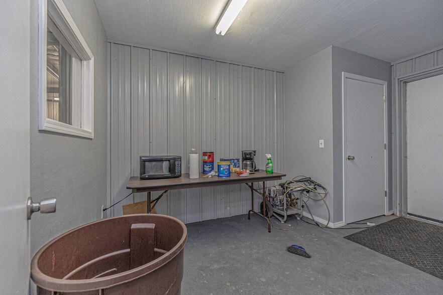 More Photos Of 700 N Main St, Lexington Warehouse For Lease