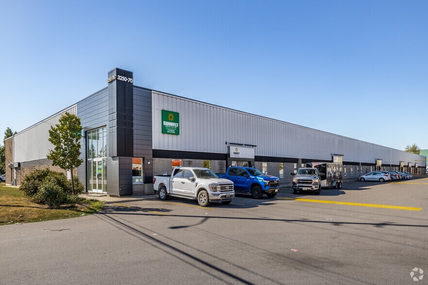Primary Photo Of 3250-3270 Hawthorne Rd, Ottawa Warehouse For Lease