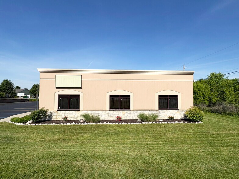 More Photos Of 402-404 S Scott Rd, Fort Wayne Showroom For Sale