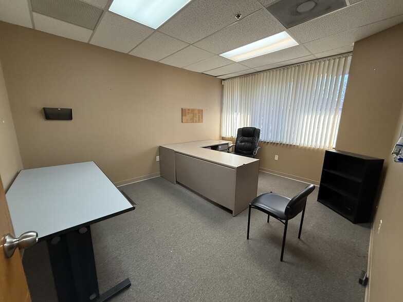 More Photos Of 12635-12651 Hemlock St, Overland Park Showroom For Sale