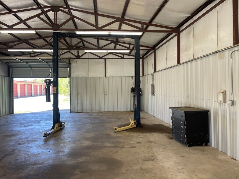 More Photos Of 15 Oak Dr, Shawnee Self Storage For Lease