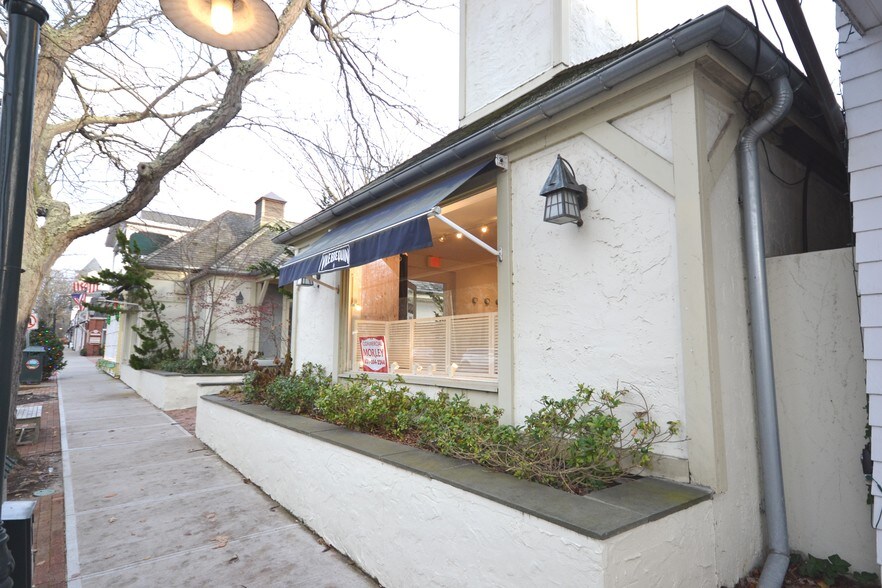 More Photos Of 42 Jobs Ln, Southampton Storefront For Lease