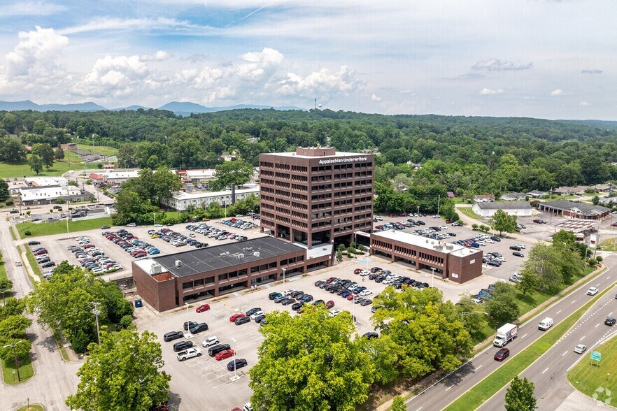 More Photos Of 800 Oak Ridge Tpke, Oak Ridge Medical For Lease