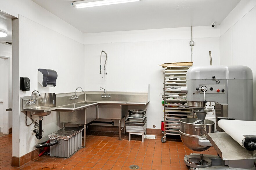 More Photos Of 19522-19598 Ventura Blvd, Tarzana General Retail For Sale