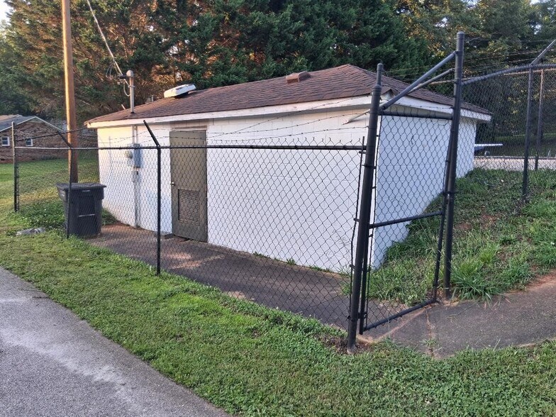 More Photos Of 712 Brooks Rd, Mauldin Swimming Pool For Sale
