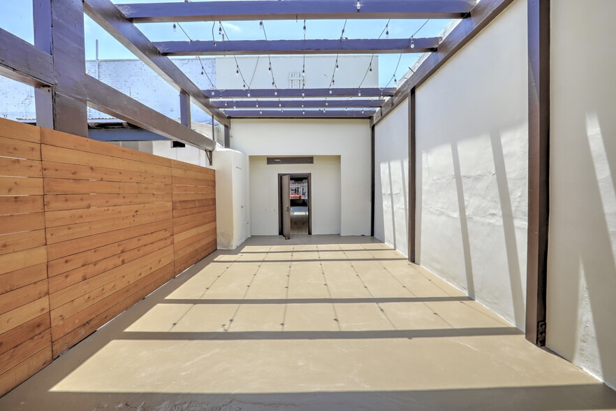 More Photos Of 434 State St, Santa Barbara Bar For Lease