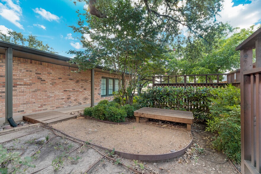 More Photos Of 726 Dalworth St, Grand Prairie Office For Sale