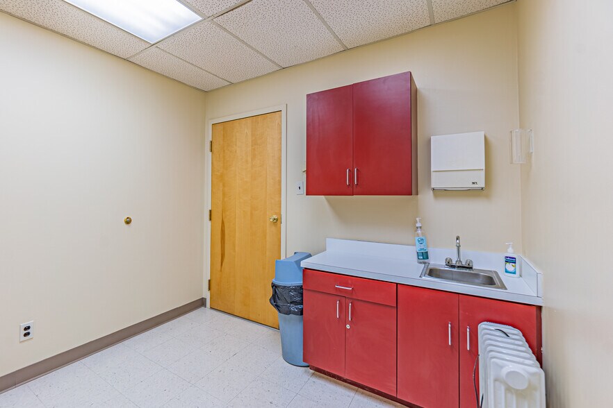 More Photos Of 35-37 Progress St, Edison Medical For Sale