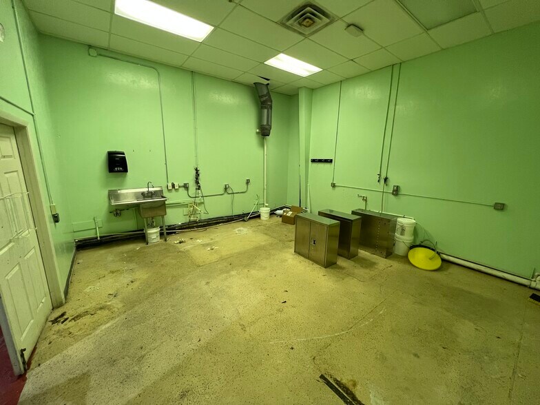 More Photos Of 1908-1910 NW 67th Pl, Gainesville Light Manufacturing For Sale