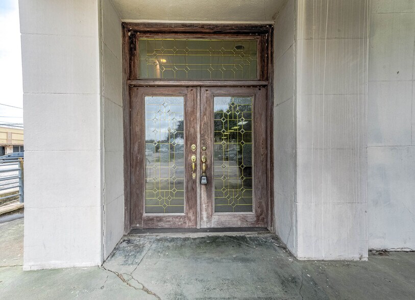 More Photos Of 101 E Monseratte St, El Campo Storefront For Sale