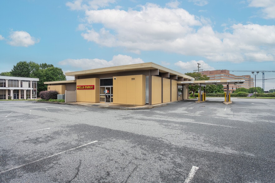 More Photos Of 2000 S Hawthorne Rd, Winston-Salem Bank For Lease