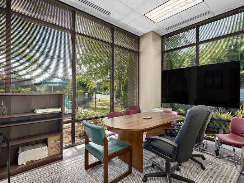 More Photos Of 1100 Ridgefield Blvd, Asheville Office For Lease