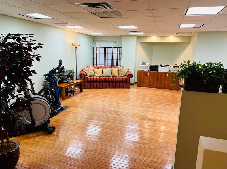 More Photos Of 239 Roslyn Rd, Roslyn Heights Medical For Sale