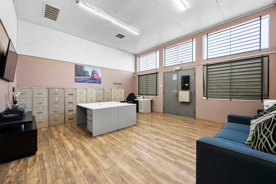 More Photos Of 1033-1047 W 3rd St, San Bernardino Warehouse For Sale