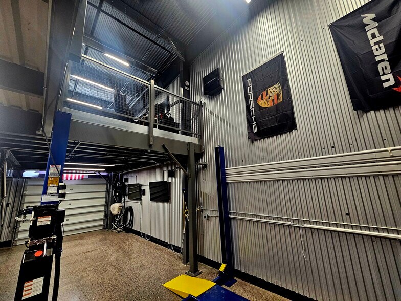 More Photos Of 48 Pit Ln, Pontiac Parking Garage For Sale