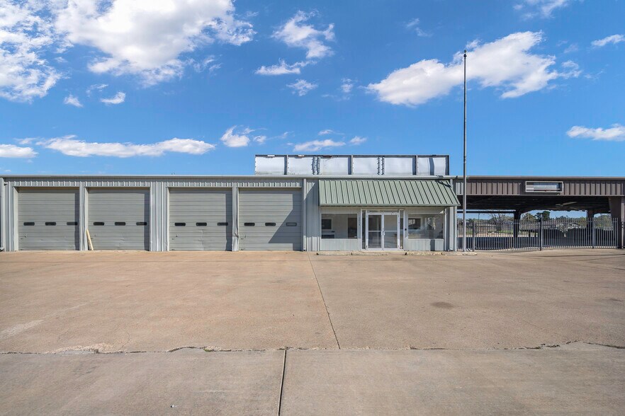 More Photos Of 2824 W Main St, Gun Barrel City General Retail For Lease