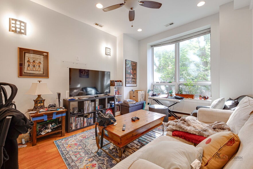 More Photos Of 902 W Newport Ave, Chicago Apartments For Sale
