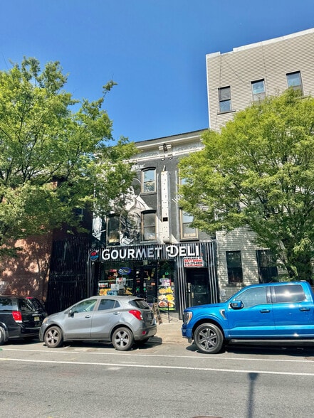 More Photos Of 322 Union Ave, Brooklyn General Retail For Sale