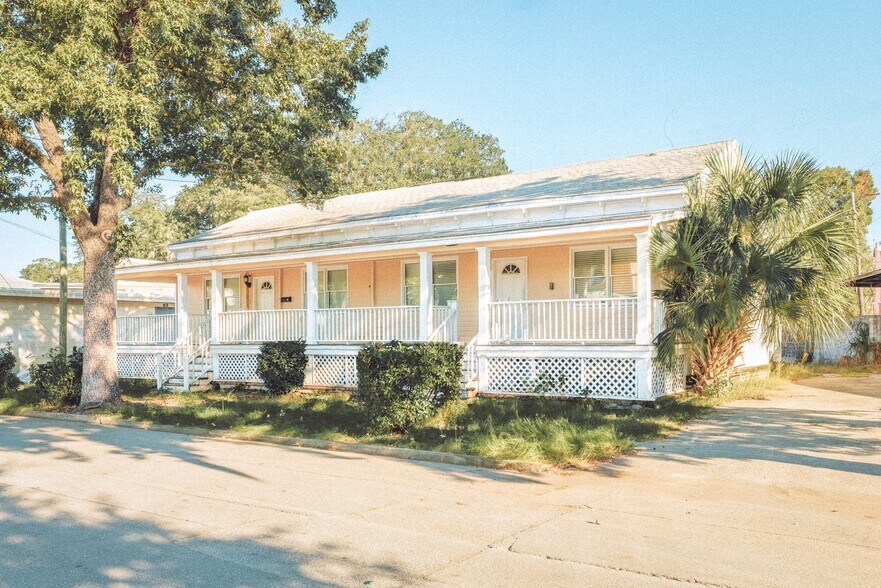 More Photos Of 14 W 43rd St, Savannah General Retail For Lease