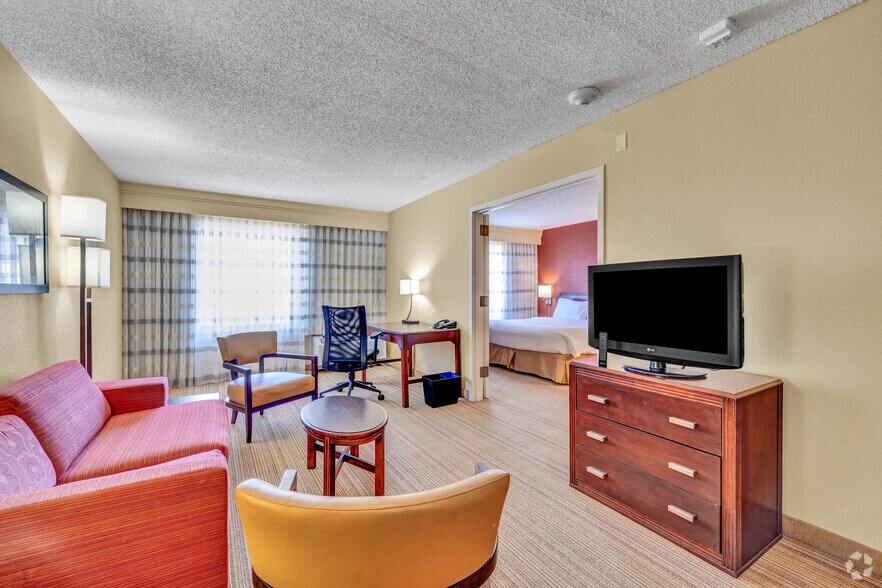 More Photos Of 9190 Gulf Fwy, Houston Hospitality For Sale