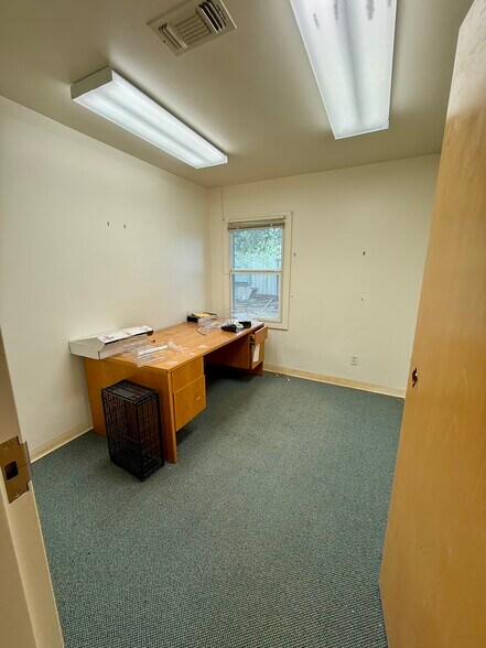 More Photos Of 2410 S Main St, Lindale Office For Sale