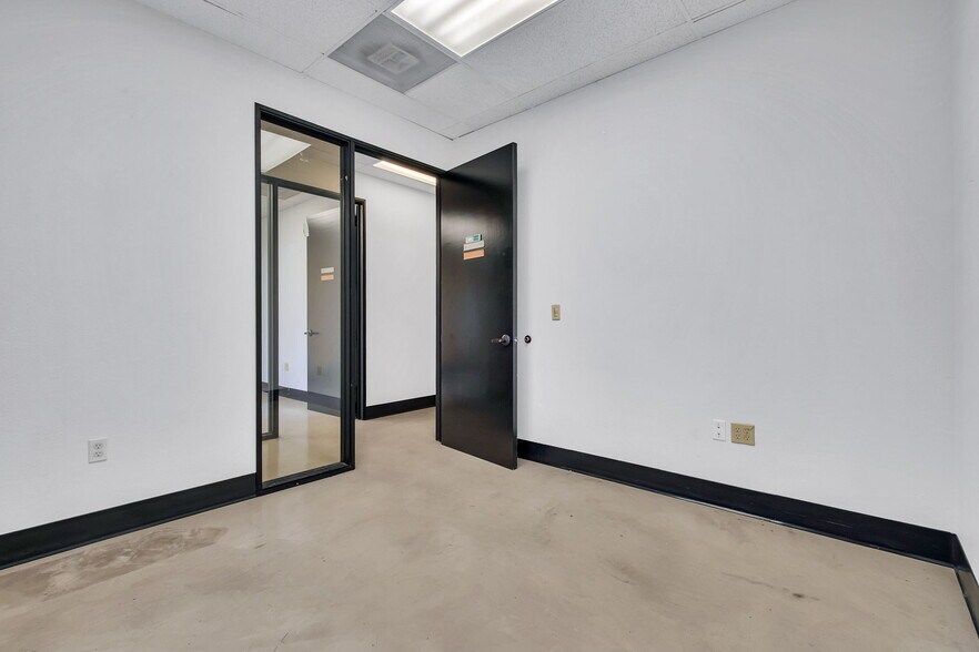 More Photos Of 550 N Golden Circle Dr, Santa Ana Office For Lease