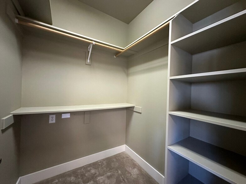 More Photos Of 1505 Ne Village St, Fairview Office For Sale