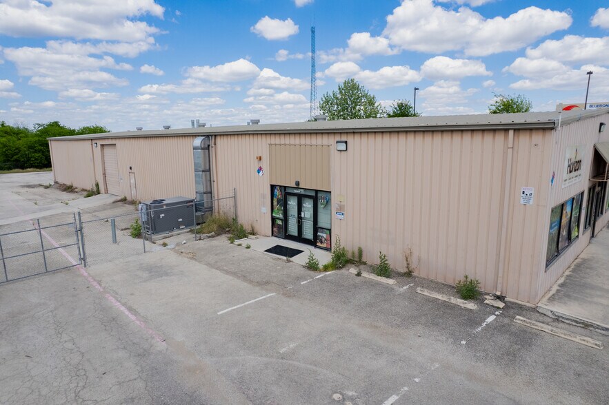 More Photos Of 4312 I 35 N Frontage rd, New Braunfels Showroom For Lease