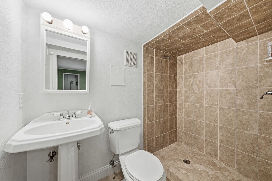 More Photos Of 2205 E Edgewood Dr, Lakeland Freestanding For Lease