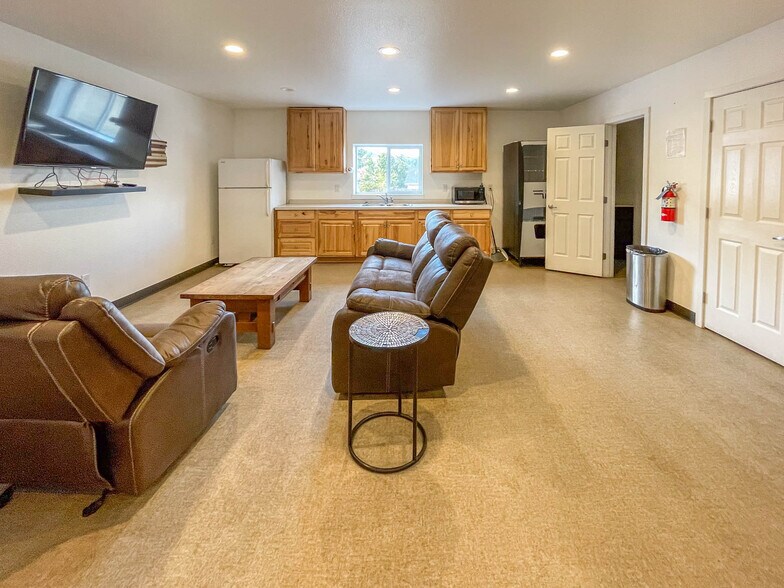 More Photos Of 1625 W Duke Rd, Sutherlin Warehouse For Sale