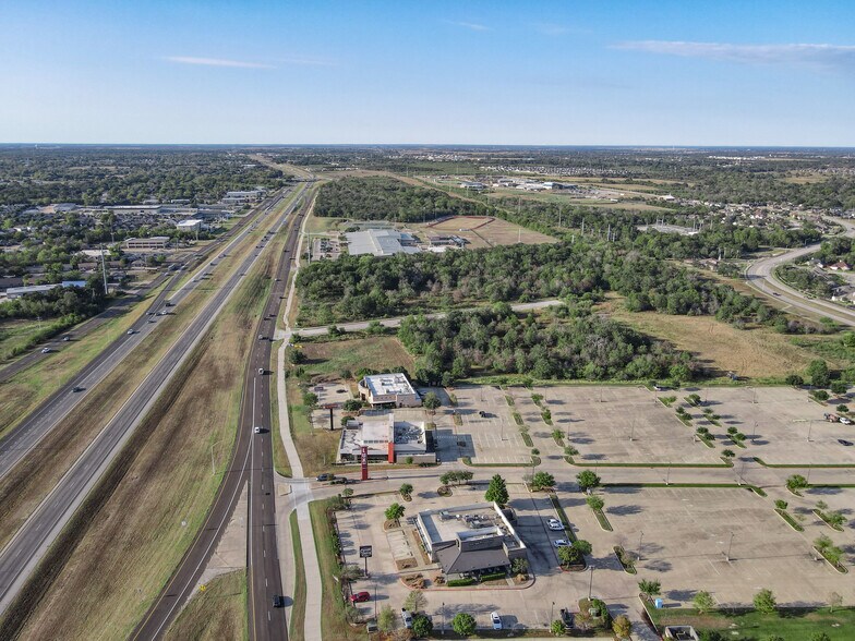 More Photos Of 960 N Earl Rudder Fwy, Bryan Restaurant For Lease