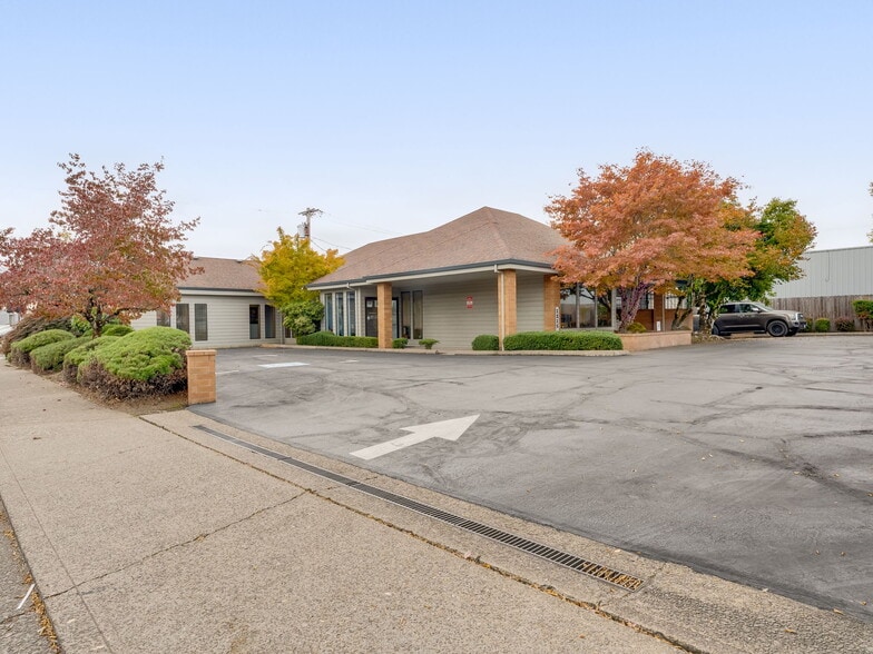 More Photos Of 1215 NE Baker St, Mcminnville Office For Sale