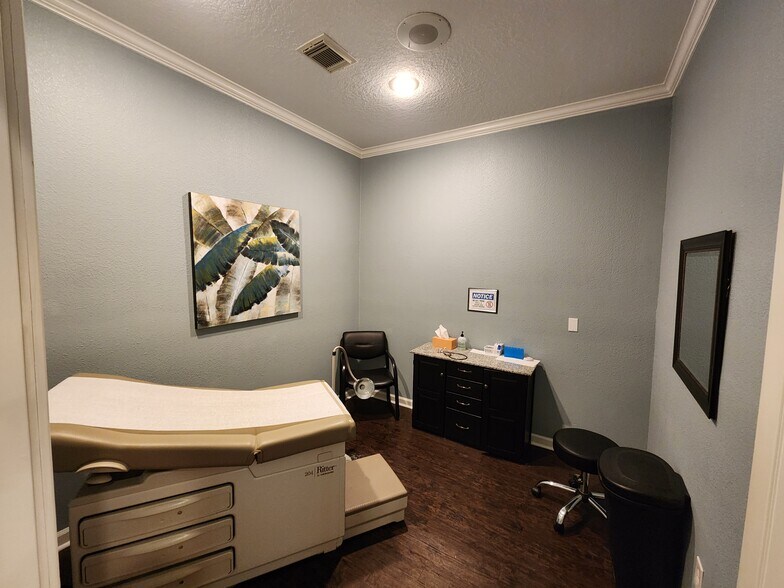 More Photos Of 225 E Edgewood Dr, Friendswood Hospital For Lease